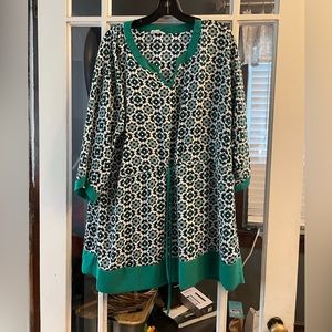 Size XL tunic with adjustable waist tie. Very flattering.